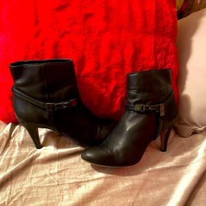 Vince Camaro size 7 booties